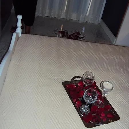 Bella Sant Apartahotel Perissa (Santorini)