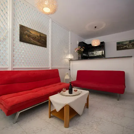 Bella Sant Apartahotel Perissa (Santorini)